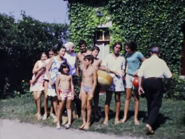 Paříž Francie Červen 1970 Uctívejte Srdcervoucí Okamžiky Dětství Tímto Nostalgickým — Stock video