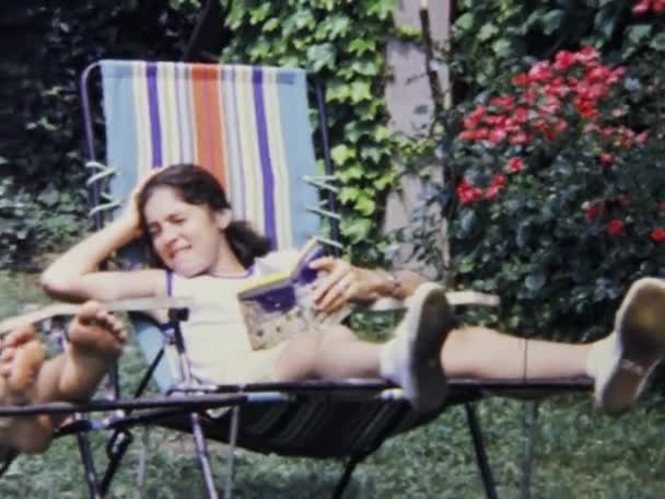 프랑스의 1970 대정원에서 아이들의 향수를 자아내는 장면으로 시절의 순간들을 소중히 — 비디오
