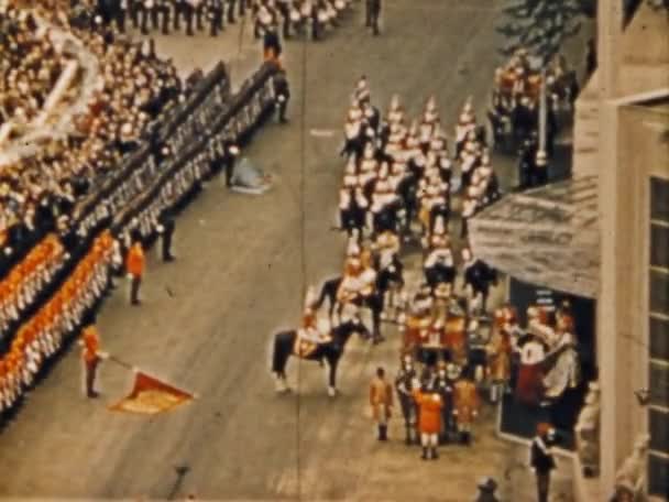 1953年 昭和28年 6月2日 イギリス ロンドンでエリザベス2世の戴冠式のパレードの壮麗さと華麗さをアーカイブ映像で追体験 — ストック動画