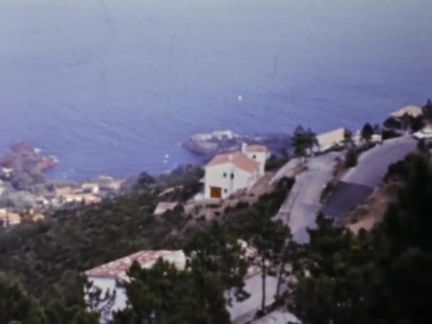 1975年6月フランス ニース この素晴らしい映像で この地域の険しい海岸線 絵のような町 クリスタルクリアの水を紹介しています — ストック動画