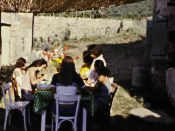 美丽的法国 1975年6月 一家人在一个美丽的花园的桌子旁享用着一顿丰盛的午餐 — 图库视频影像