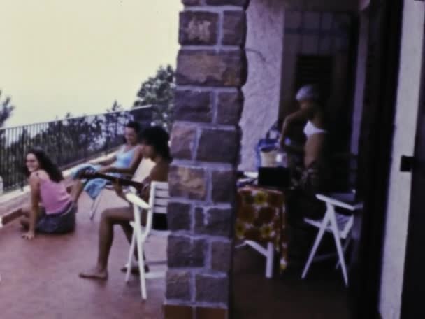 法国尼斯 1975年6月 这段视频捕捉了度假的终极体验 在一个壮观的公寓平台上放松一下 可以俯瞰全市的风景 — 图库视频影像