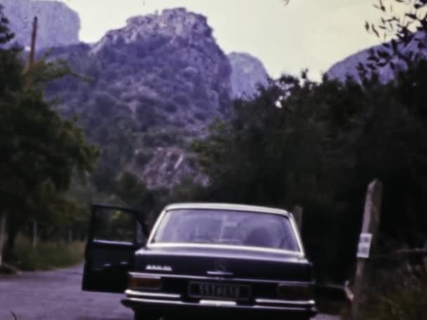 Νίκαια Γαλλία Ιούνιος 1975 Ακολουθήστε Αυτό Νεαρό Κορίτσι Καθώς Ταξιδεύει — Αρχείο Βίντεο