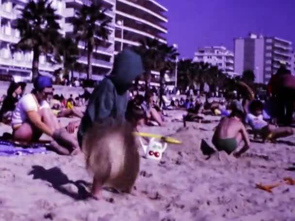 1975 플로렌스 즐거움 웃음을 빈티지 비디오 설명하였다 이태양 모래와 바다를 — 비디오
