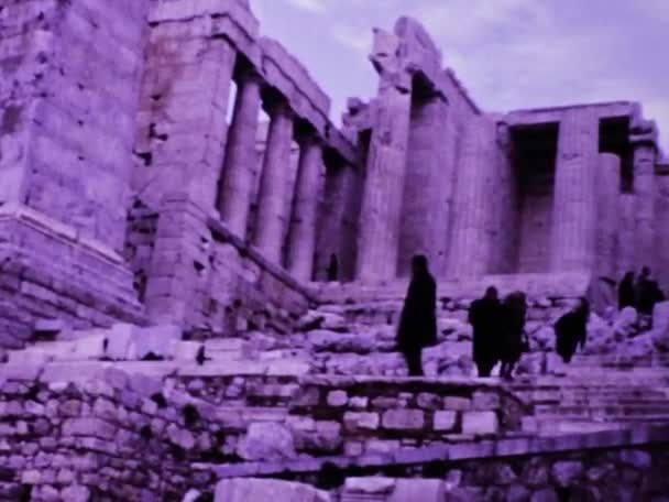 希腊雅典 1975年6月 探索希腊雅典雅典卫城的壮丽废墟 体验这个古老纪念碑的美丽和丰富的历史 — 图库视频影像