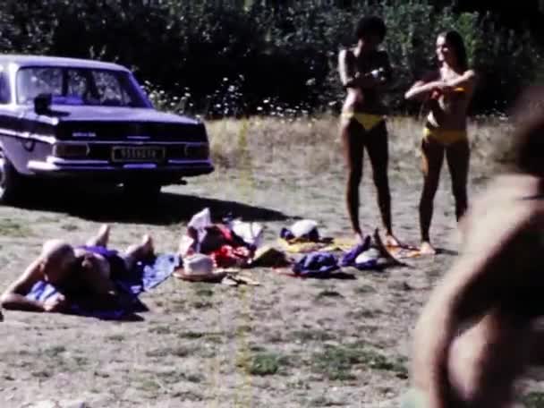 Флоренция Италия Июнь 1975 Года Наслаждайтесь Освежающим Купанием Живописном Озере — стоковое видео
