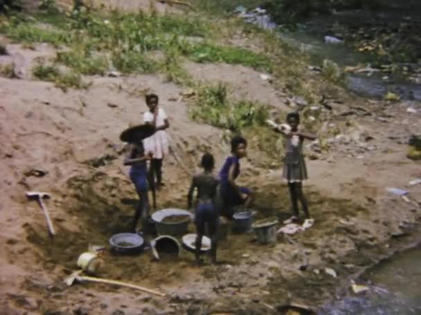 Sainte Anne Guadadadoupe 1975 역사적 장면을 과들루프 강변에 공동체의 매일의 — 비디오