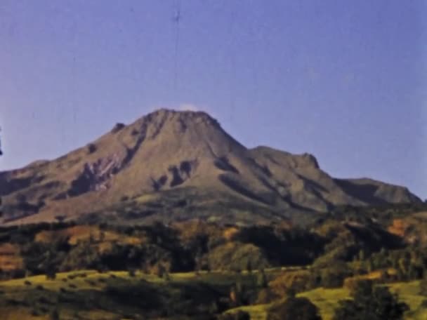 1975年6月 马提尼克岛佩利山 通过这段展示令人叹为观止的风景的历史片段 体验马提尼克岛佩利山令人敬畏的美景 — 图库视频影像