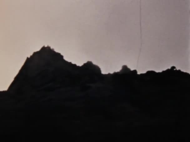 マルティニークのペリー山1975年6月 マルティニークの壮大なペリー山を拡大する観光客の歴史的な映像を見て忘れられない冒険の準備をしましょう — ストック動画