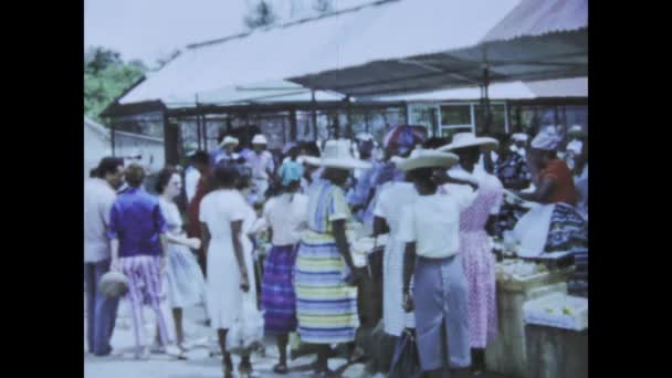 1975年6月 瓜德罗普岛圣安 通过这段罕见的录像 捕捉了当地文化的风景 声音和味道 感受到了圣安瓜德罗普岛五彩缤纷的街市景象 — 图库视频影像