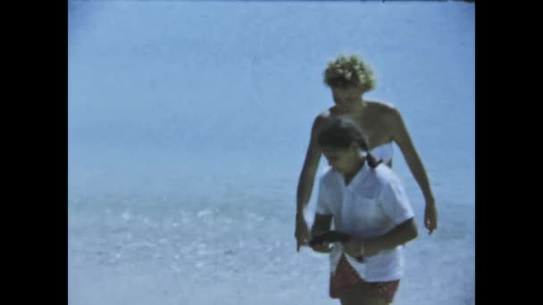 Saint Anne Guadeloupe Haziran 1975 Bir Ailenin Plaj Kenarındaki Eğlenceli — Stok video