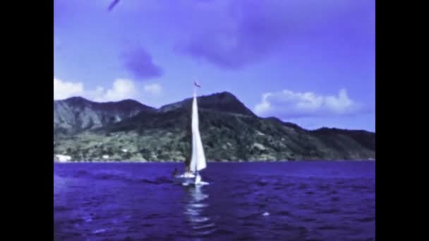 グアドループのサント アン1975年6月 この若い女性は冒険と探検の日のために準備し 彼女のボートに乗って出航としてカリブ海の美しさを楽しむ — ストック動画