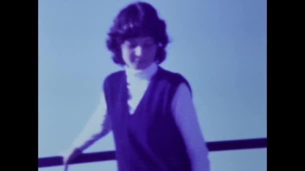 Dolomiti Italia Giugno 1975 Una Giovane Donna Con Capelli Corti — Video Stock