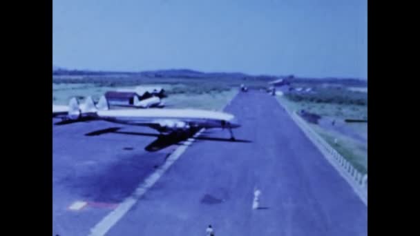 Paris Frankreich Mai 1970 Ein Verkehrsflugzeug Steht Mit Ausgeschalteten Triebwerken — Stockvideo