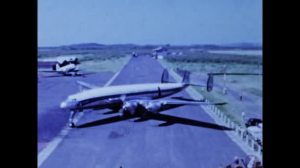 Paris Frankreich Mai 1970 Ein Verkehrsflugzeug Steht Mit Ausgeschalteten Triebwerken — Stockvideo
