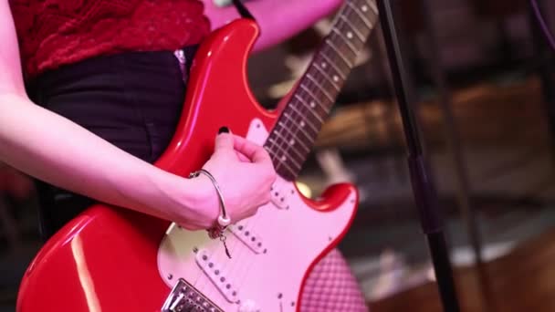 Zbliżenie Dziewczyny Grającej Gitarze Skupiającej Się Strunach Palcach — Wideo stockowe