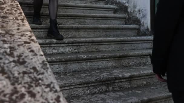 Bir Kızın Merdivenlerde Bir Oğlanı Yavaş Çekimde Düşürmesini Izle Klip — Stok video