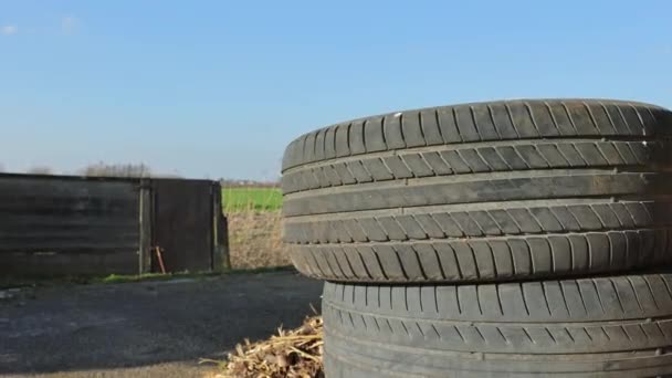 비디오 클립은 시골에서 버려진 타이어를 특징으로 관습의 중요성을 — 비디오