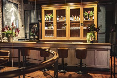 Milan, İtalya 22 Mart 2023: Geçmişe ait anıları canlandırmak için mükemmel geçmişe dönük cazibesi ve zamansız cazibesi olan otantik bir bar tezgahı