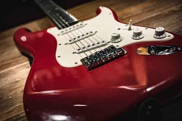 Kırmızı Beyaz Elektro Gitarın Detaylı Bir Yakın Çekimi Rock Roll — Stok fotoğraf