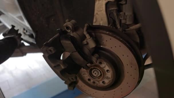 熟练的机械师精打细算地更换汽车上的刹车片 — 图库视频影像