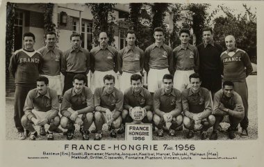 Roma, İtalya 1951: 1956 'da Fransız futbol takımının klasik bir portresi, üniformalarıyla birlikte poz veriyor..