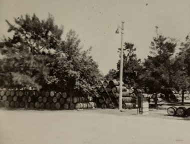 Roma, İtalya 1951: Depolama, nakliye ve endüstriyel amaçlar için kullanılan geniş bir açık alanda duran bir fıçı yığını.