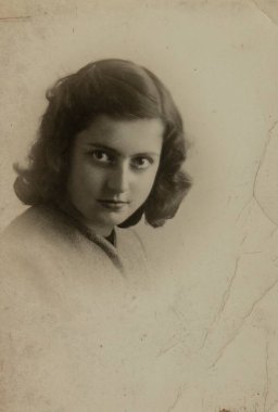 Roma, İtalya 1941: Orta yaşlı bir Avrupalı kadının çarpıcı yakın plan portresi, 40 'lı yıllarda güzelliğini ve karakterini yansıtıyor