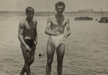 Roma, İtalya Mayıs 1941: 1940 'larda sahilde tatil yapan iki sağlıklı ve kaslı gencin klasik portresi.