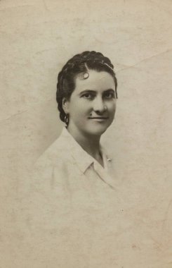 Roma, İtalya 1941: Orta yaşlı bir Avrupalı kadının çarpıcı yakın plan portresi, 40 'lı yıllarda güzelliğini ve karakterini yansıtıyor