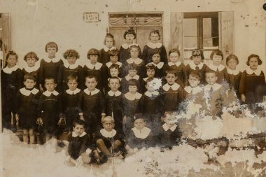 Roma, İtalya Mayıs 1941: 1940 'larda birlikte poz veren bir grup öğrencinin klasik fotoğrafı