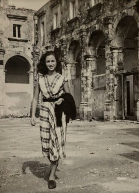 Roma, İtalya 1948: 1940 'larda İtalya' nın savaş sonrası sokaklarında yürüyen çarpıcı bir kızın klasik fotoğrafı.