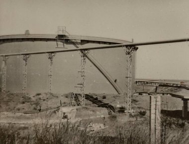 Roma, İtalya 1951: Kırsal bir çiftlik ortamında eski tahıl ambarları.