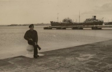 Roma, İtalya 1951: Yalnız bir denizci okyanusun uçsuz bucaksız ufkuna bakarken hayatın gizemleri üzerine kafa yorar.