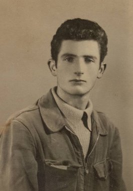 Roma, İtalya 1951 'de olabilir: 50' li yaşlardaki yakışıklı bir adamın kendine güvenen bir ifadeyle yakın plan portresi.