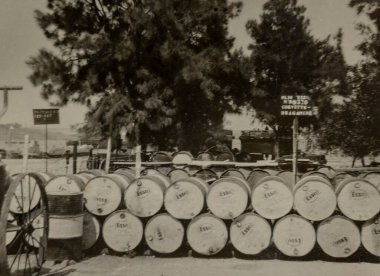 Roma, İtalya 1951: 1950 'lerden kalma istiflenmiş Esso petrol varillerinin geçmişi. Endüstriyel, enerji ve klasik temalar için kırsal cazibe