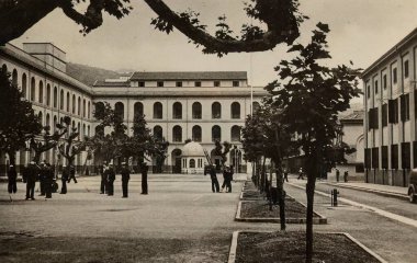 La spezia, İtalya 1951: 1950 'lerde İtalya' nın La Spezia kentindeki askeri kışlaların askerler ve askeri araçlarla klasik görüntüsü.