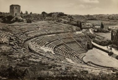 Siracusa, İtalya 1951: 1950 'lerden kalma Siraküza' daki Yunan Tiyatrosu 'nun bu çarpıcı sahnesiyle Sicilya' nın zengin tarihine dalın..