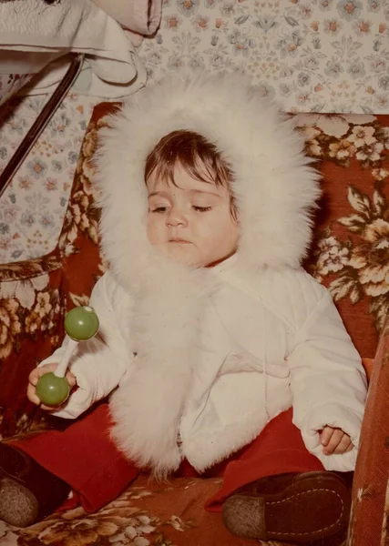1975 장난감을 코트를 어린이의 귀여운 초상화 — 스톡 사진
