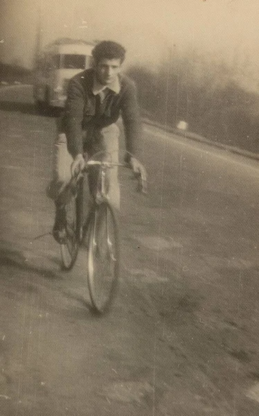 1941年 昭和16年 40代の健康的な男性が1940年代の晴れた日に自転車に乗る — ストック写真