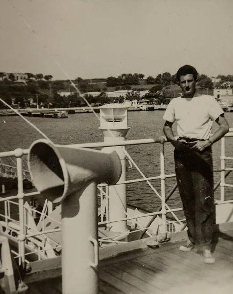 Рим Італія 1951 Рік Вінтажна Фотографія Молодого Італійського Моряка Стоїть — стокове фото