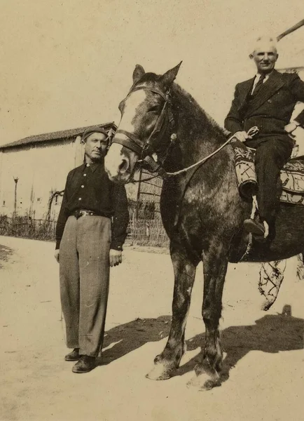 1941年 昭和16年 5月イタリア ローマ 1940年代に牧場主が馬に乗って農場に行くという懐かしい写真 — ストック写真