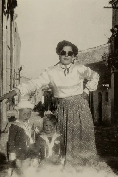 Рим Италия Май 1941 Мать Двое Маленьких Детей Матросских Костюмах — стоковое фото