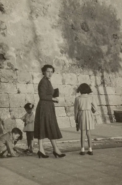1941年 昭和16年 イタリア ローマ 1940年代 市内の賑やかな通りで2人の幼い子供と手を携えて歩く母親 — ストック写真
