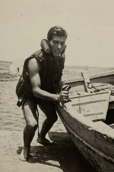 Roma Itália Maio 1951 Menino Empurra Pequeno Barco Madeira Para — Fotografia de Stock