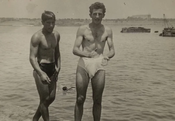 Roma Itália Maio 1941 Retrato Vintage Dois Jovens Aptos Musculosos — Fotografia de Stock