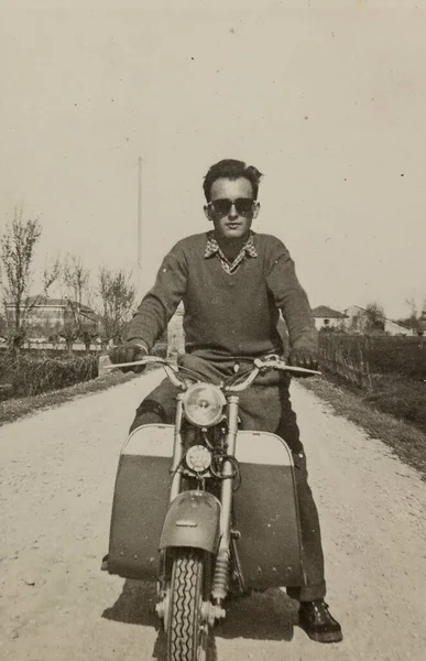Рим Италия Май 1951 Культовое Изображение Молодого Человека Катающегося Скутере — стоковое фото
