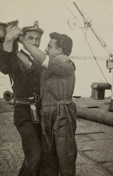 1951年 昭和26年 5月イタリア ローマ 1950年代に勤務中に冗談を言っていたイタリア兵の候補者 — ストック写真