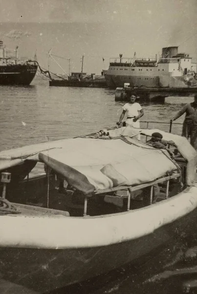 1951年 昭和26年 1950年代に港内の小型船にイタリア軍水夫のヴィンテージ写真 — ストック写真