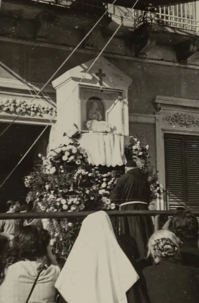 1951年 昭和26年 5月イタリア ローマ1950年代の祭壇前で祈る祭司のヴィンテージ写真 — ストック写真